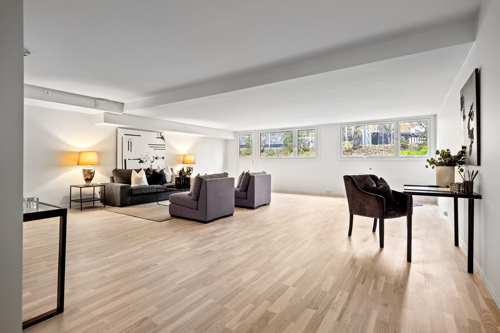 Andre siden av leiligheten har "stue" på ca 50 m², men grunnet lav takhøyde på 2,22 m er dette ikke godkjent som oppholdsrom men bod Galleribilde