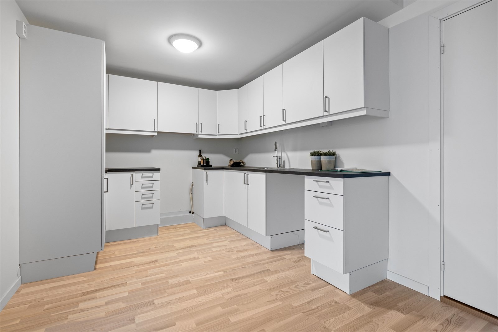 Kjøkkenet er i åpen løsning med stuen noe som gjør det lett å underholde gjestene under matlagingen! Galleribilde