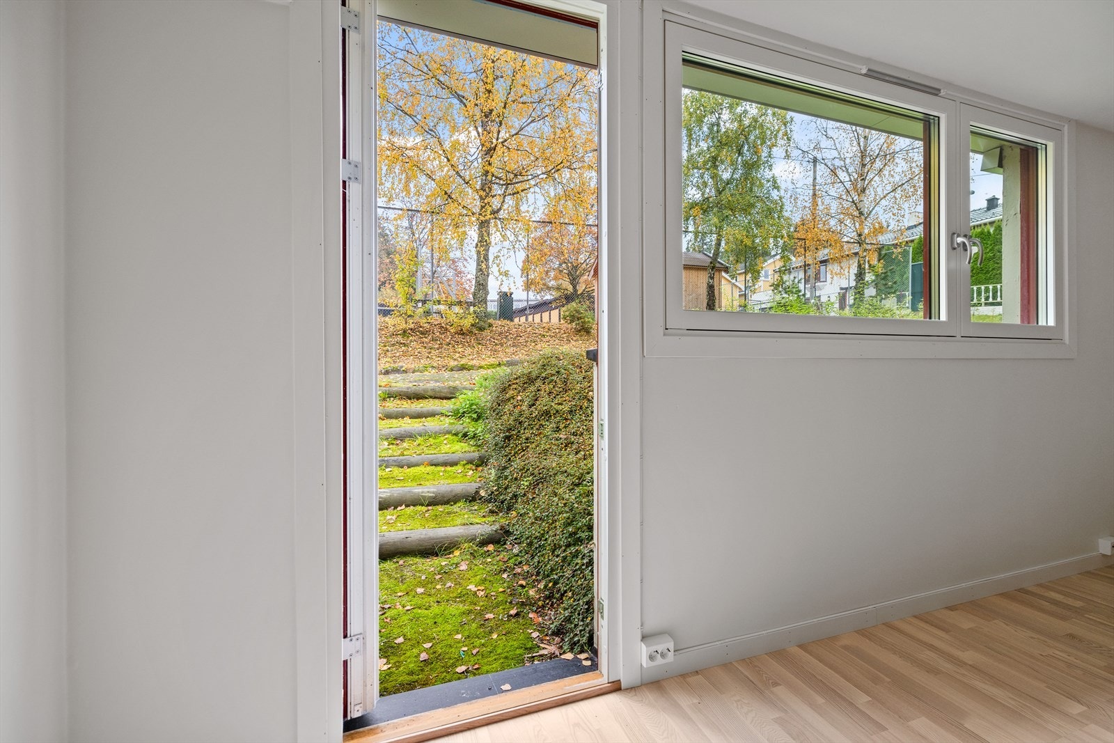 Leiligheten har utgang til bakkenivå på begge sider Galleribilde