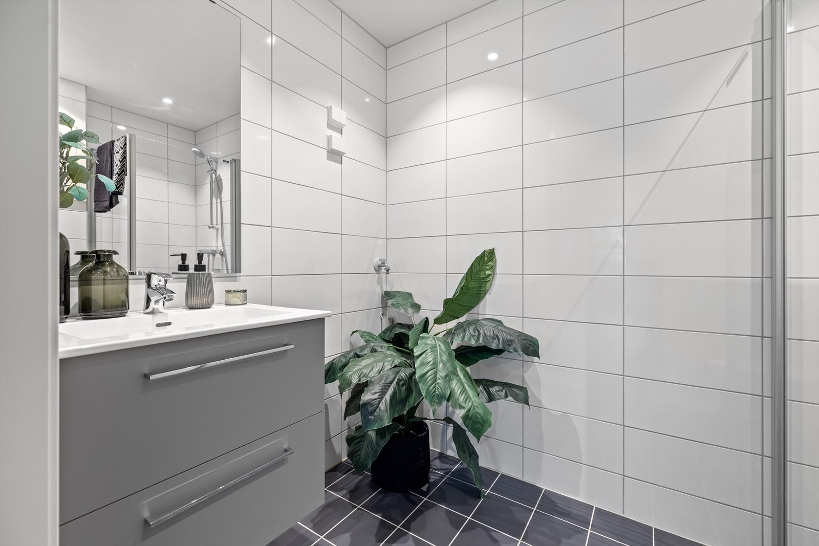 Splitter nytt bad med tidløst design Galleribilde