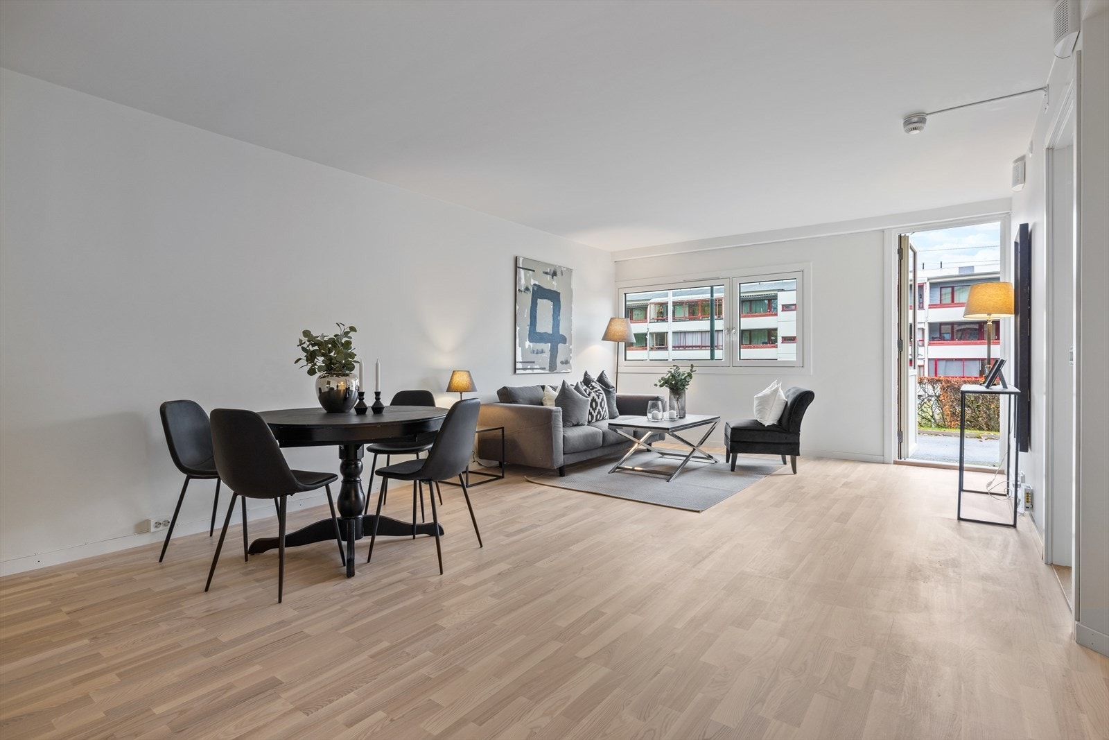 Her er det rikelig med plass til både spisegruppe og sofagruppe Galleribilde