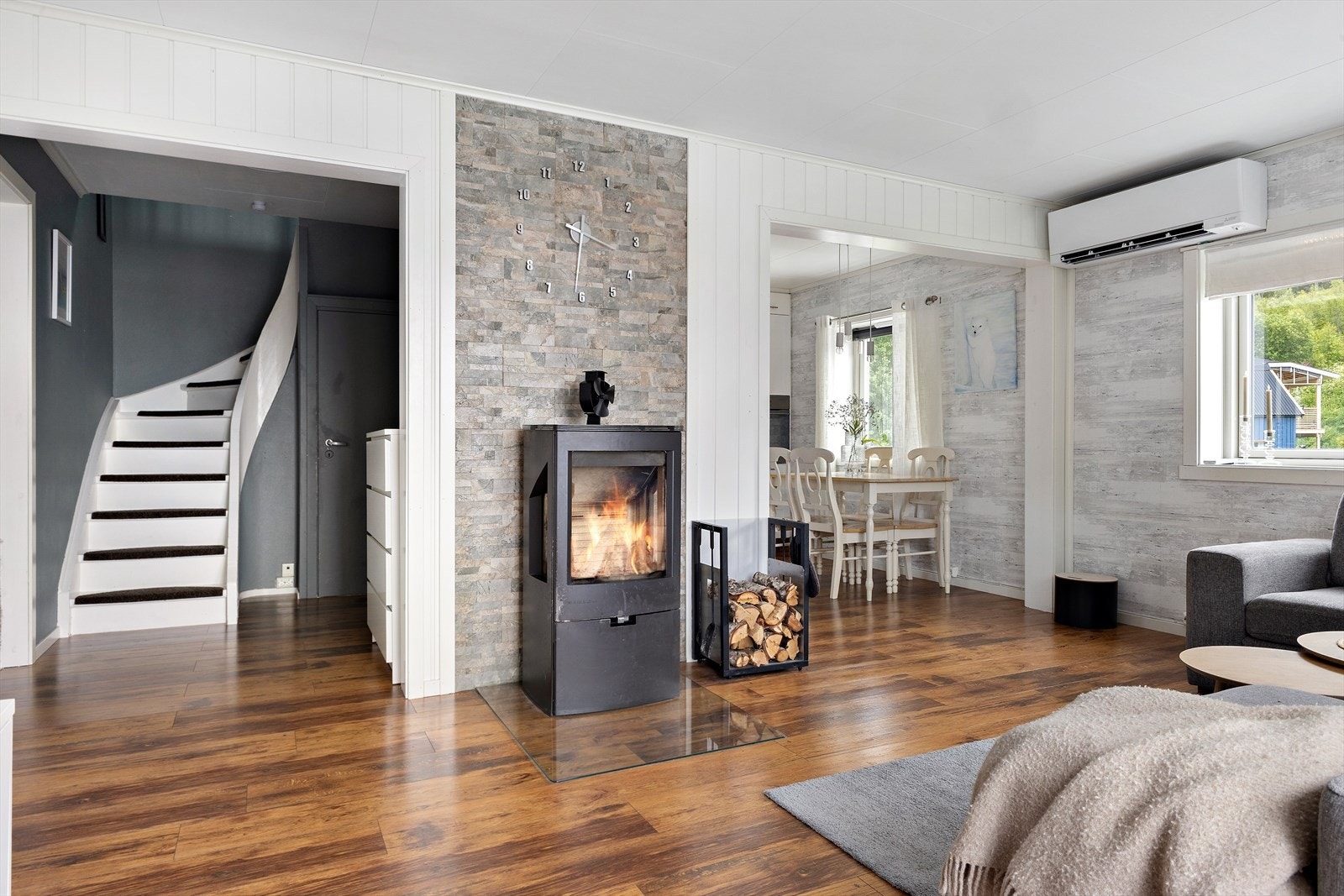 Boligen varmes opp med ved og varmepumpe. Galleribilde