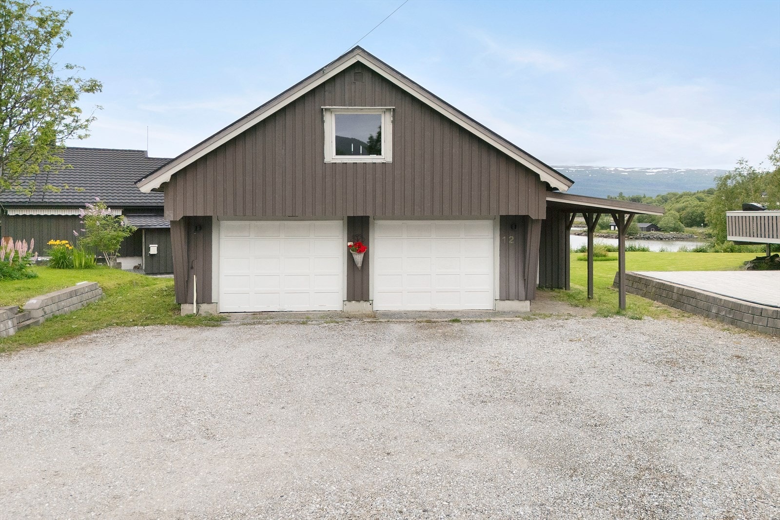 Svært romslig og praktisk dobbelgarasje fra 2004. Galleribilde