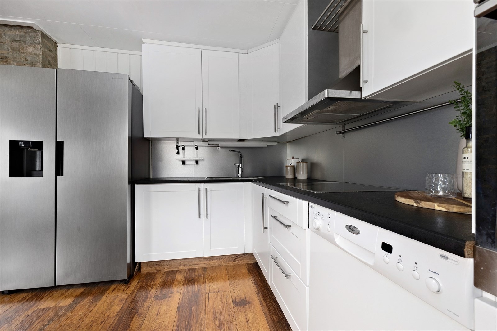 Det er valgt hvitevarer i børstet stål. Stekeovn, ventilator, platetopp, kjøl- og fryseskap medfølger i handelen. Galleribilde