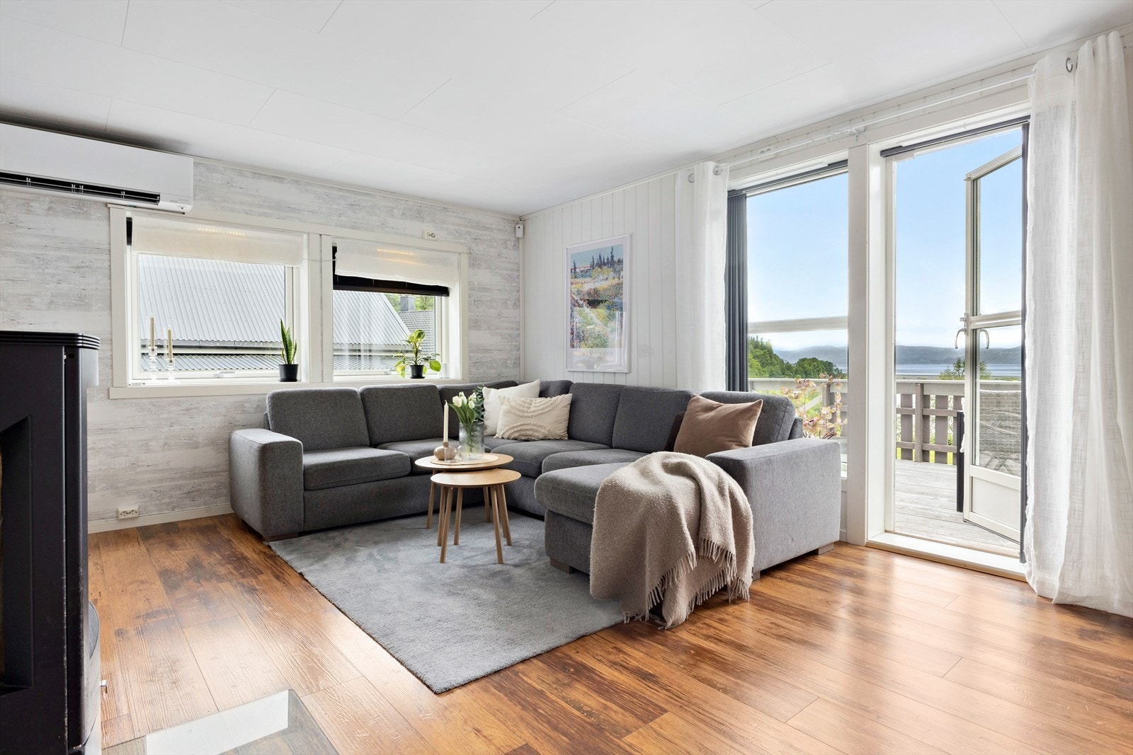 Velkommen inn til en hyggelig stue med plass til sofagruppe. Store vindusflater gjør at mye naturlig dagslys slipper inn, samt den flotte utsikten kan nytes. Galleribilde