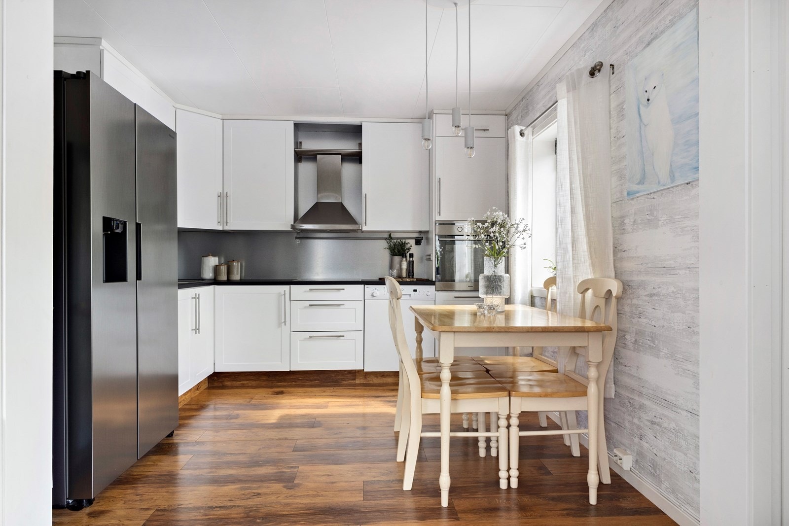 Stuen har en åpen løsning mot kjøkkenet. Det ble oppfrisket med nye fonter i 2015. Kjøkkenet har et klassisk uttrykk som står seg godt. Galleribilde