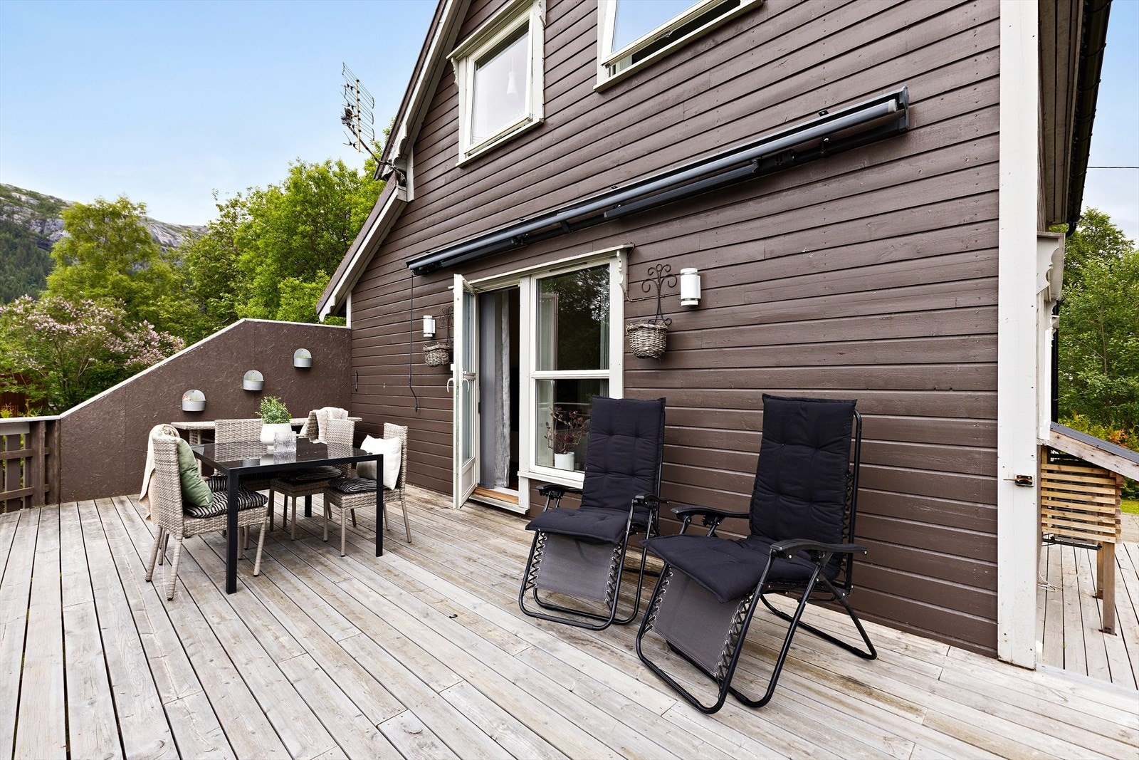 Mange av vinduene er skiftet i perioden 2011-2019, ny inngangs- og terrassedør, ytterkledning fra 2011-2014 som ble overflatebehandlet sist i 2021. Galleribilde