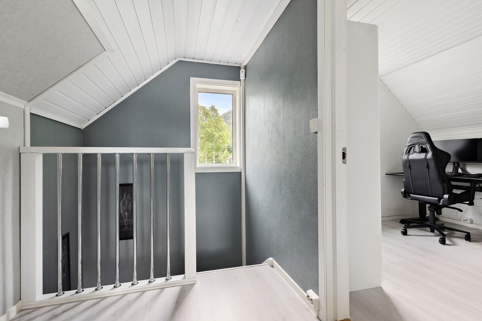 På loftet er det 3 soverom og en trappegang. Galleribilde