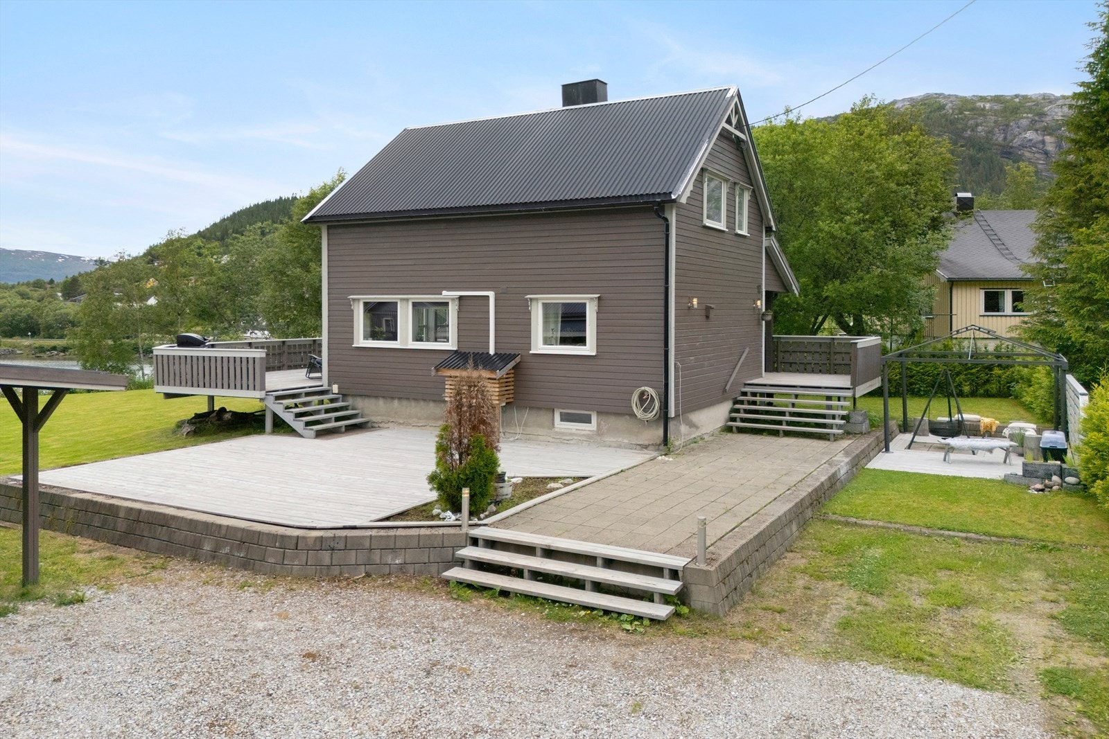 Innbydende med gruslagt innkjørsel, opparbeidet steinmur og trapp til inngangspartiet. Galleribilde