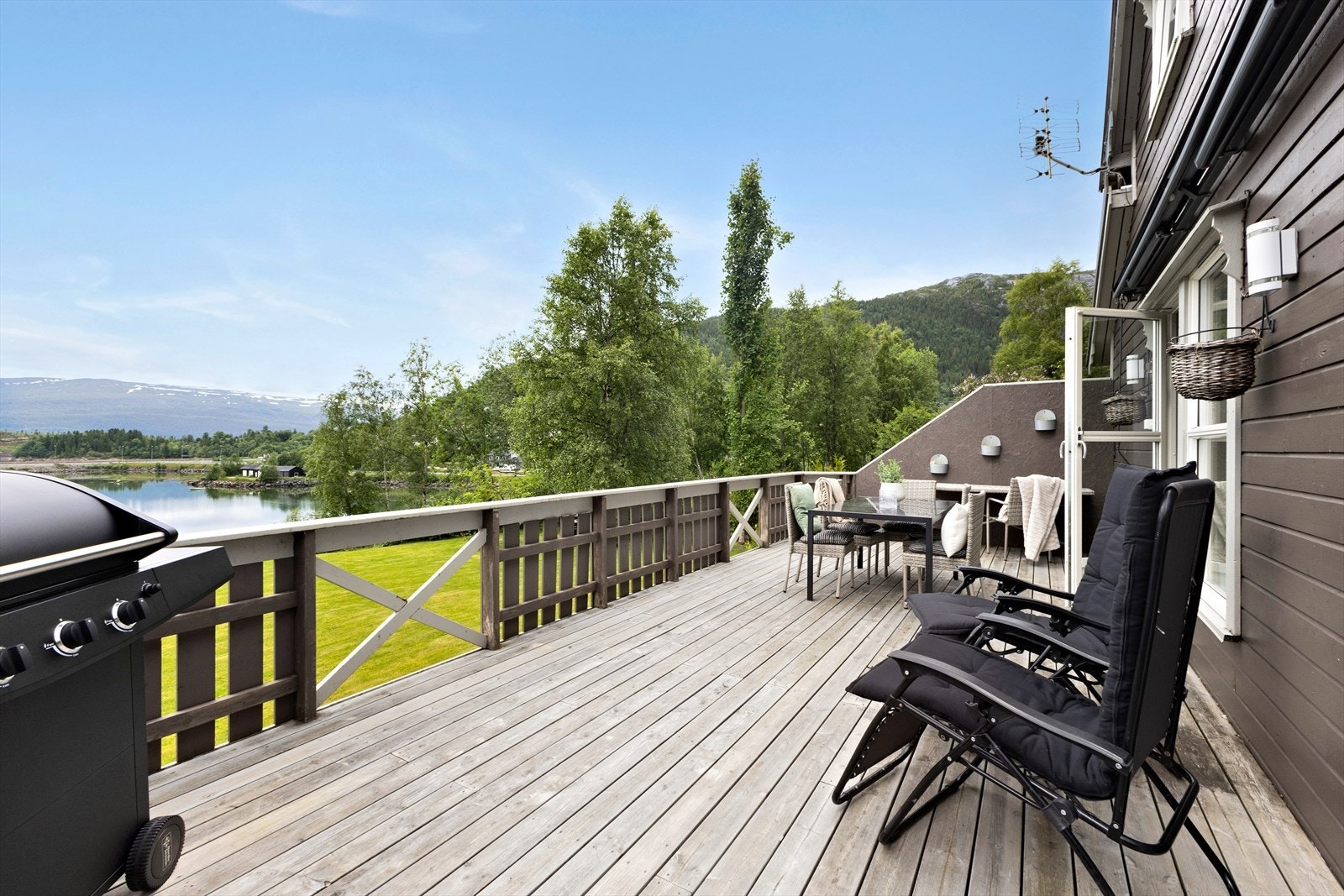 Kort avstand til Dalselvstranda og mange fine turområder, her kan nevnes blant annet Matstutofta, Møsahågen, Tinnan og Veten. Galleribilde