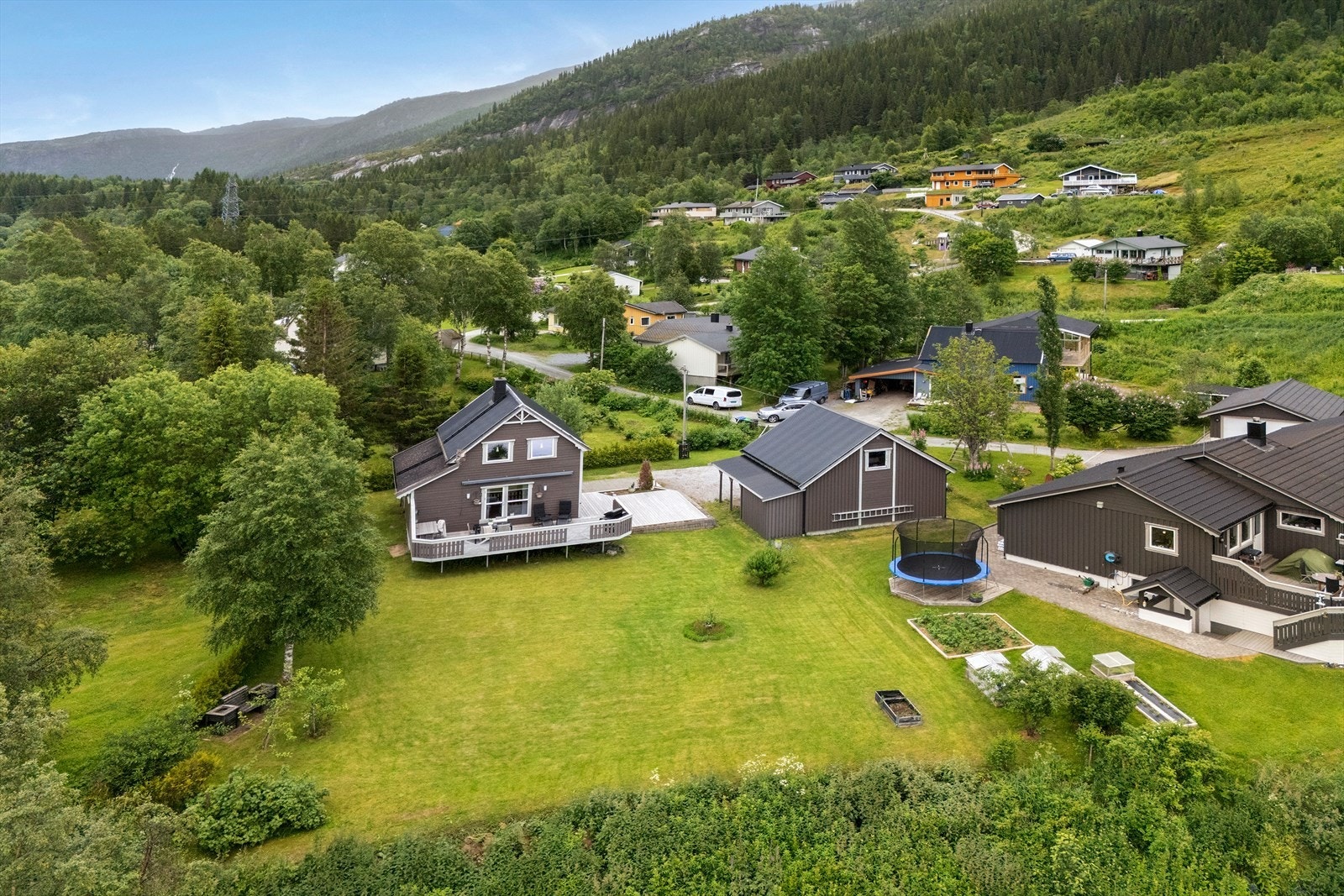 Eiendommen har en eiet tomt på hele 1 078kvm som er pent opparbeidet med en tilnærmet flat hage og diverse beplantning. Galleribilde