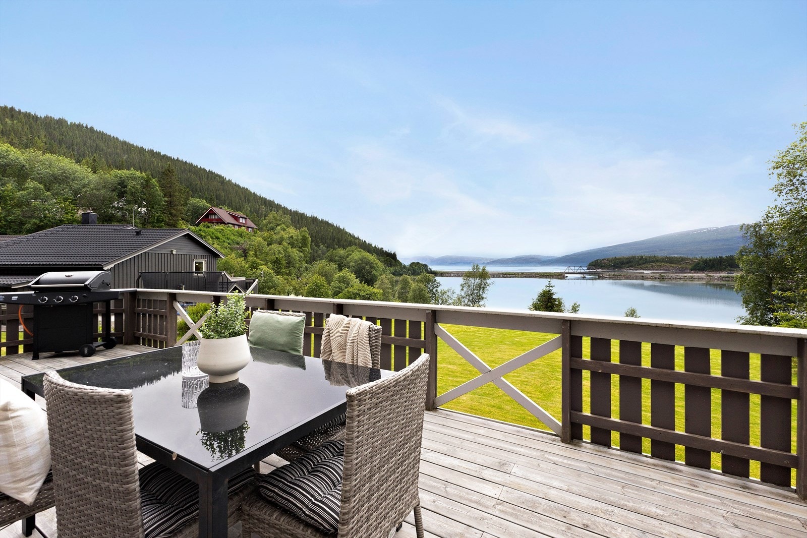 Fantastisk utsikt over Ranfjorden og omkringliggende fjell. Galleribilde