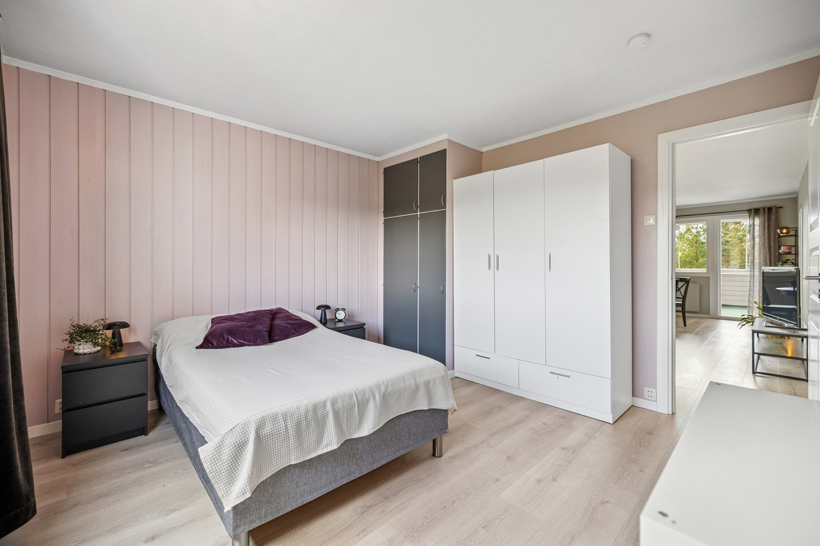 Soverommet er utstyrt med plassbygd garderobeskap og et romslig garderobeskap for effektiv lagring. Galleribilde