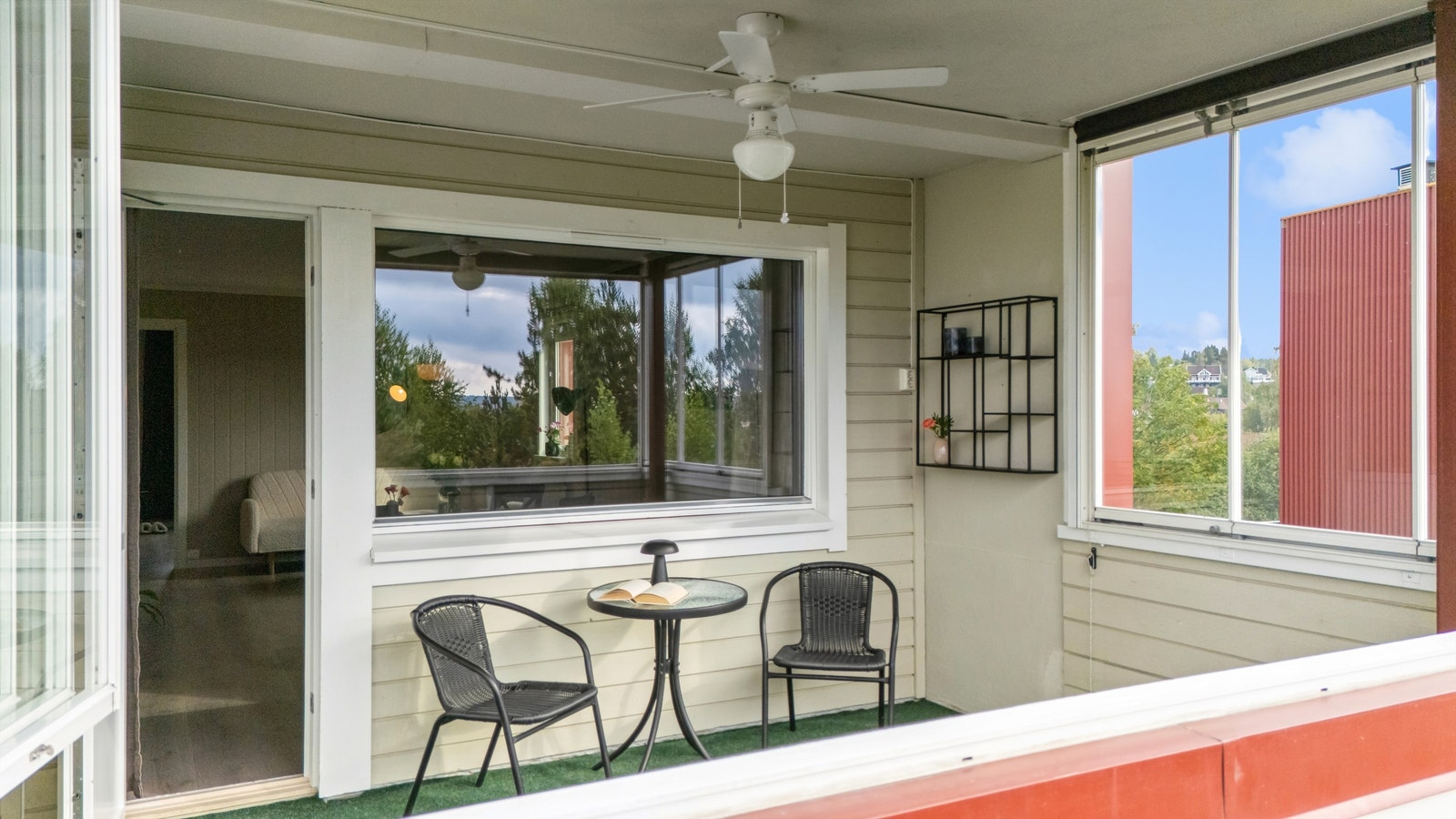 Innglasset balkong på 10m² med utgang fra stuen. Glass kan åpnes og skyves til side. Stikk kontakt på vegg. I tillegg rullgardiner for solskjerming. Galleribilde