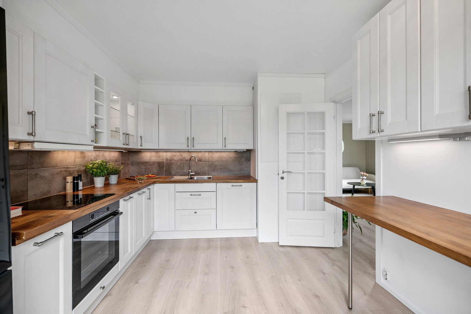 Kjøkkenet er utstyrt med integrert stekeovn, koketopp og oppvaskmaskin. Galleribilde