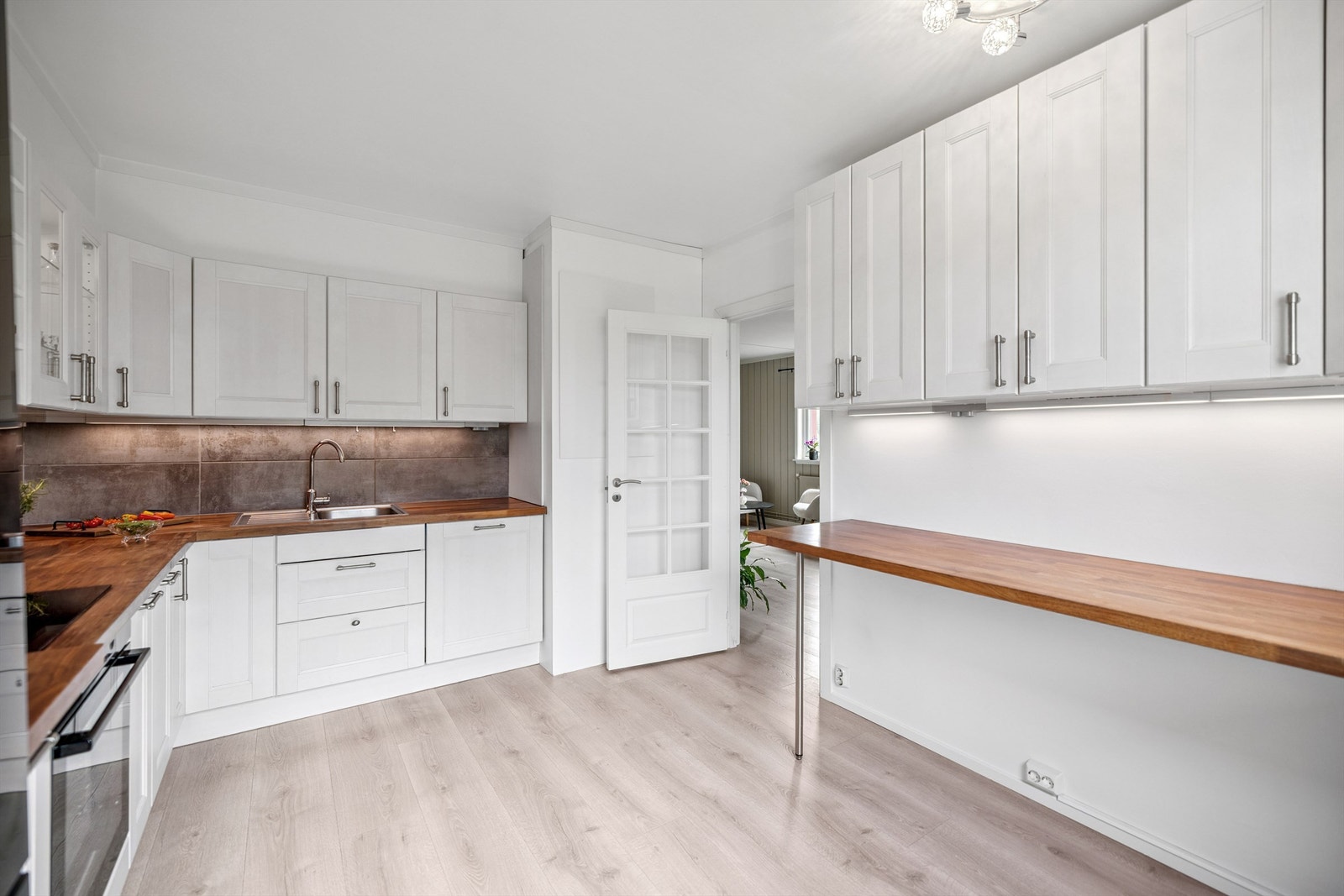 Kjøkkenet ble modernisert i 2016 og har en innredning med malte fronter og benkeplater i heltre. Galleribilde