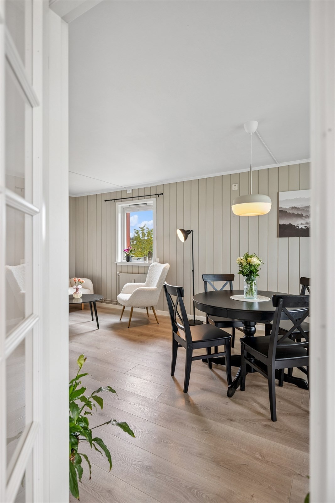 Stuen har utgang til innglasset balkong på 10m². Galleribilde