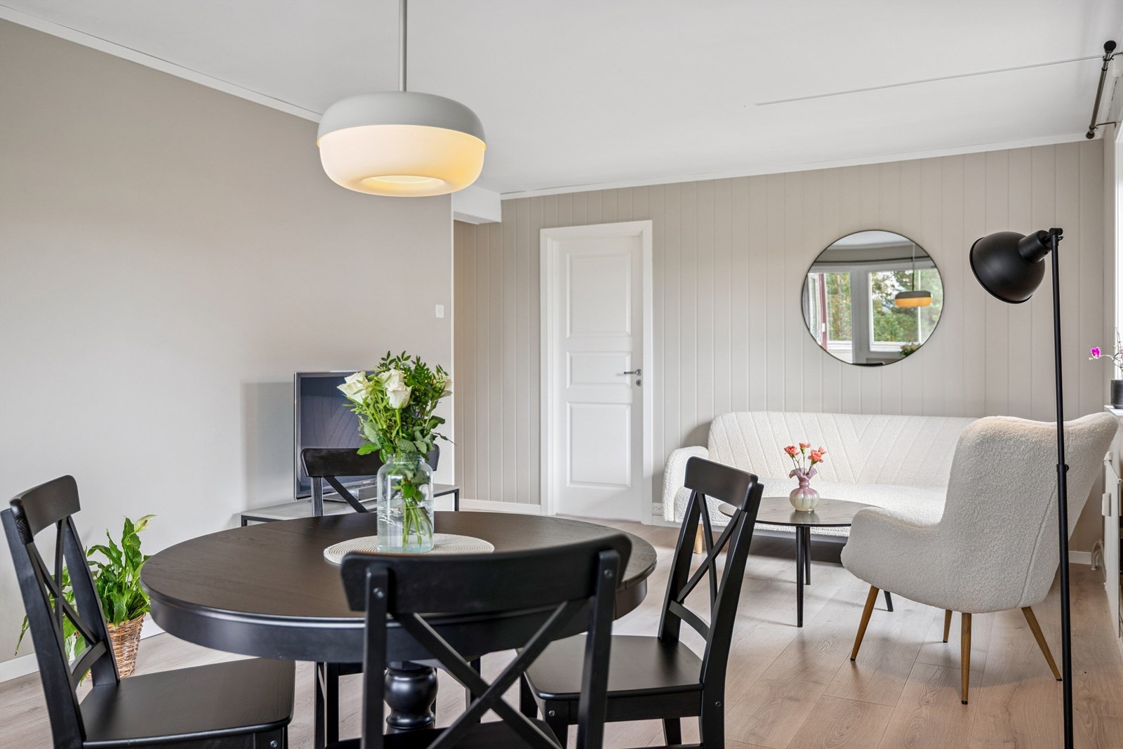 Stuen oppvarmes av en radiator tilknyttet fjernvarmeanlegget Galleribilde