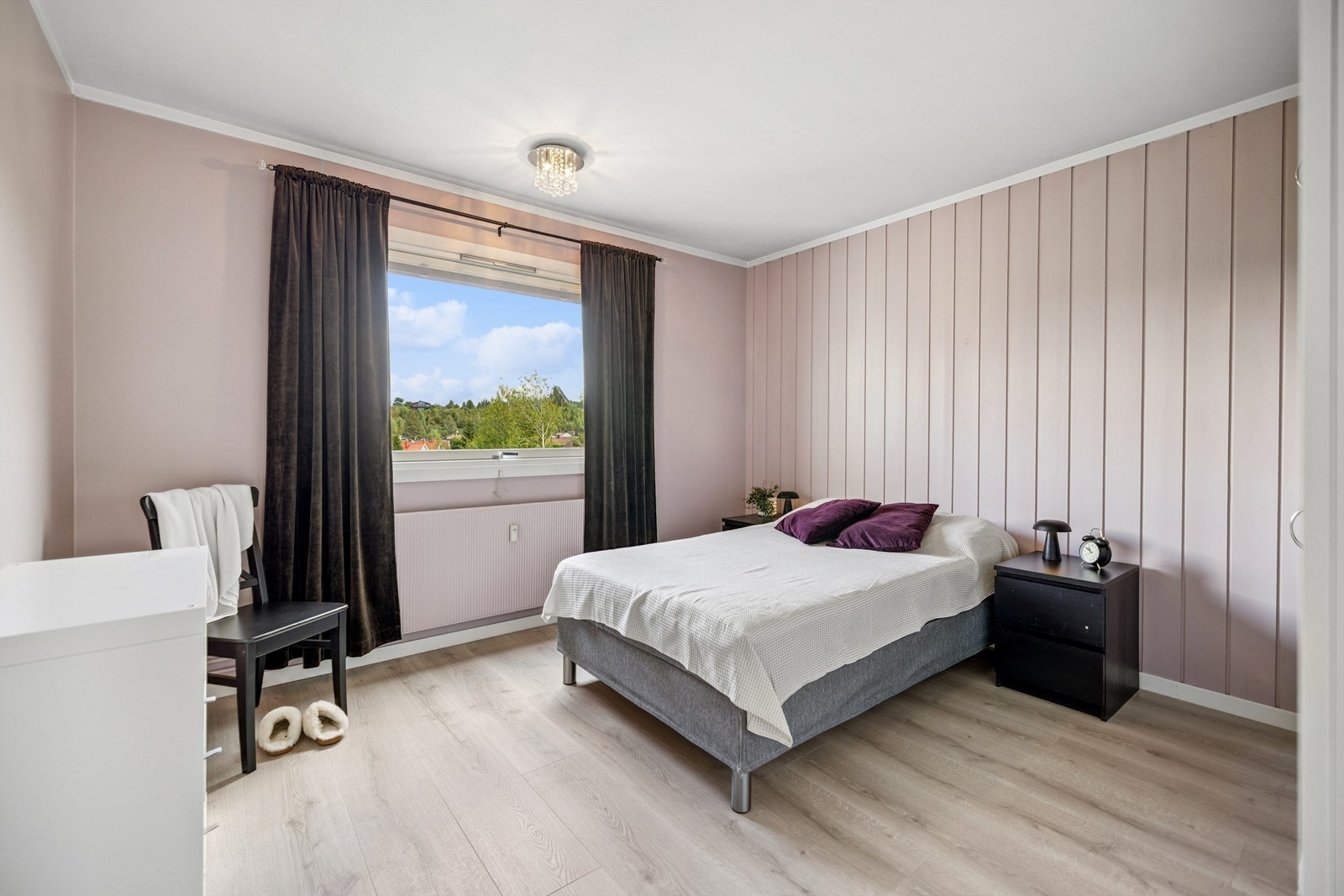 Leiligheten består av tre gode soverom. Hovedsoverom med god plass til dobbeltseng. Galleribilde