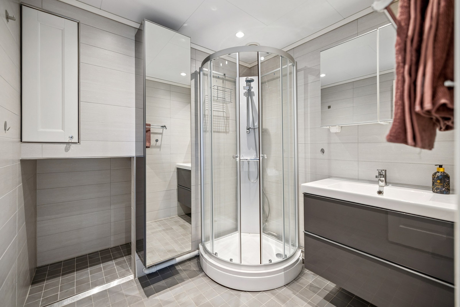 Badet ble oppgradert i 2016 med fliser på gulv og vegger, og malte plater med downlights i himlingen Galleribilde