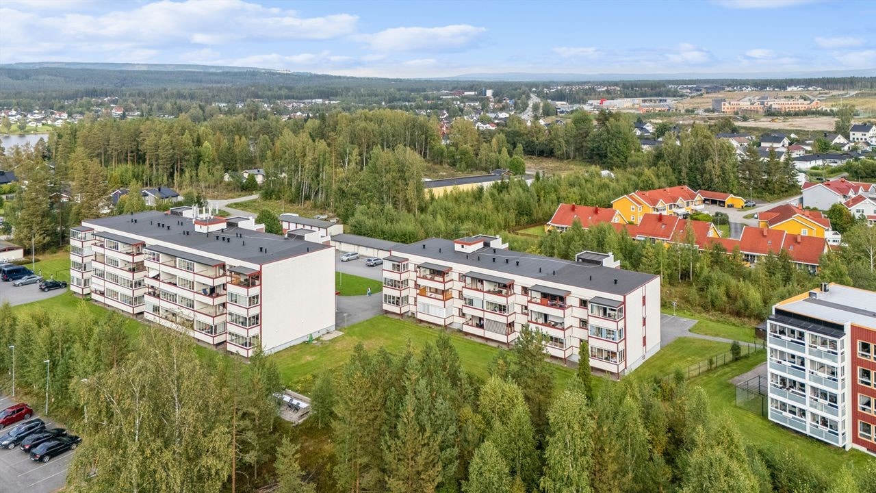 Eiendommen ligger omkranset av hyggelige grøntområder. Galleribilde