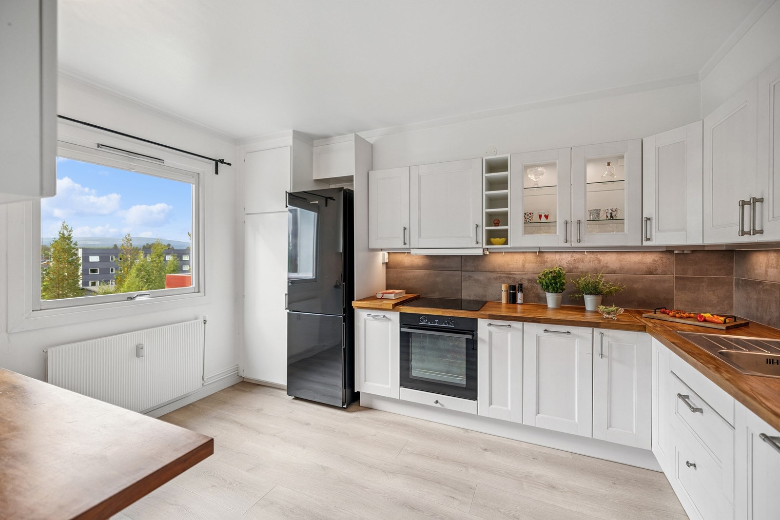 Kjøkkenet har godt med skap og benkeplass. Galleribilde