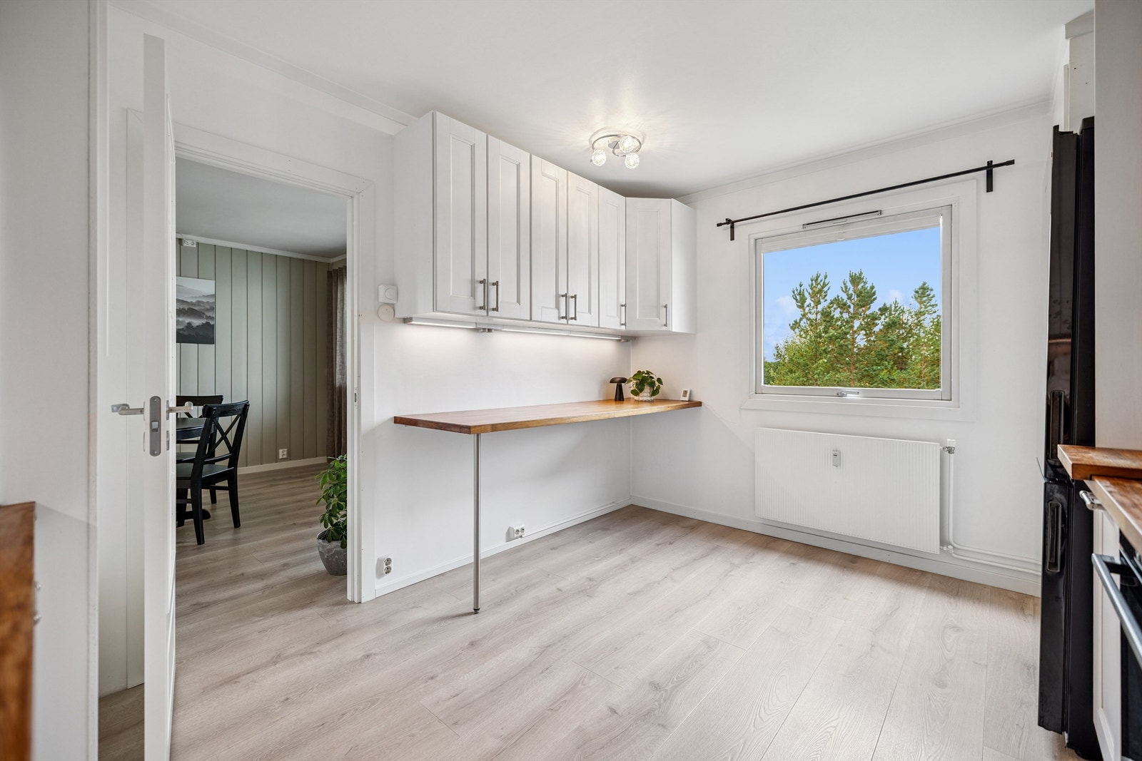 En hyggelig spiseplass ved vinduet, perfekt for morgenkaffen. Galleribilde