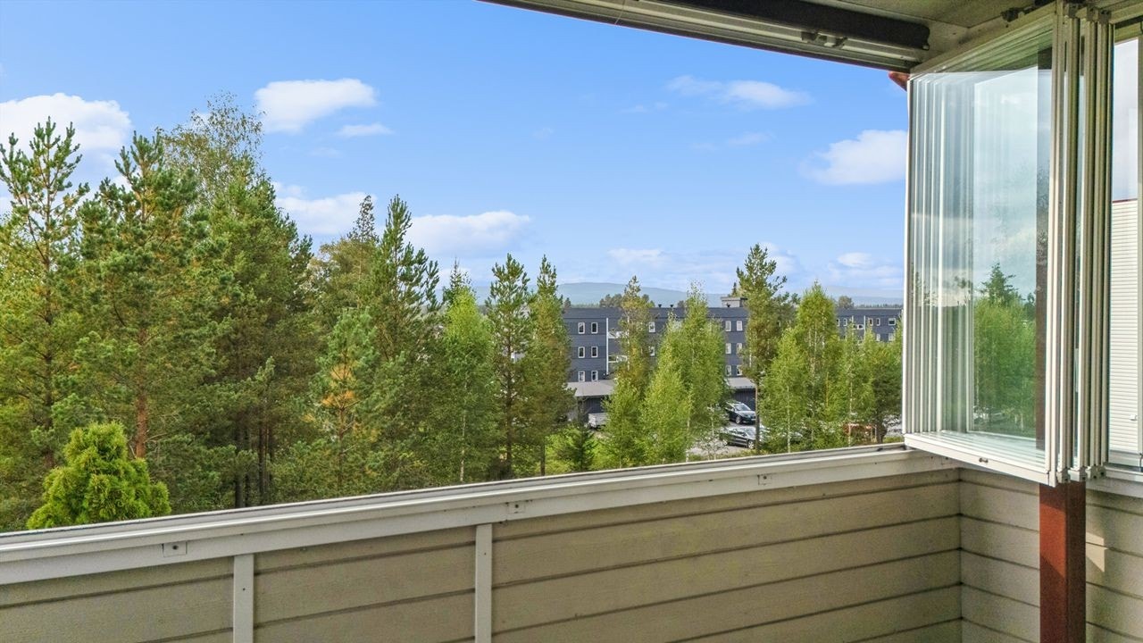 Vindusfeltene har enkelt glass med skyve- og slagfunksjon. Galleribilde