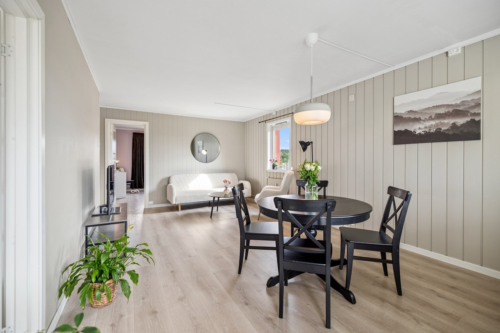 Stuen er et lyst og romslig oppholdsrom med fine møbleringsmuligheter. Galleribilde