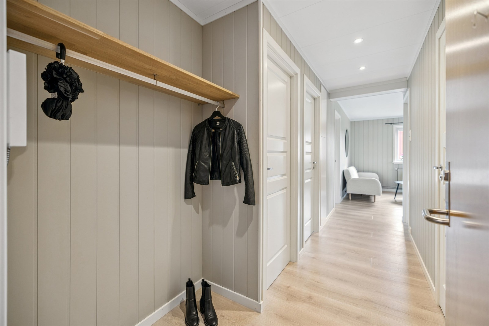 Innbydende entré med plassbygd garderobeskap for praktisk oppbevaring. Utstyrt med port telefon. Galleribilde