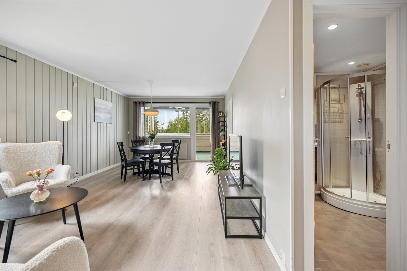 Stuen gir gode møbleringsmuligheter med plass til både spisebord og sofagruppe. Galleribilde