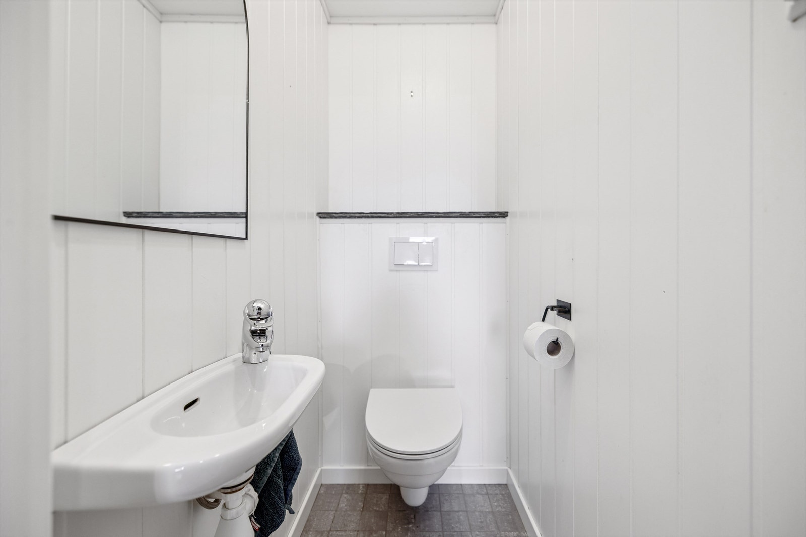 Praktisk, separat toalettrom oppgradert i 2016 med vegghengt toalett. Galleribilde