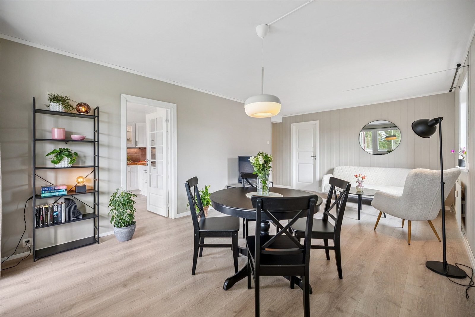 Gjennomgående laminatgulv og vegger med malt panel gir et helhetlig inntrykk. Galleribilde