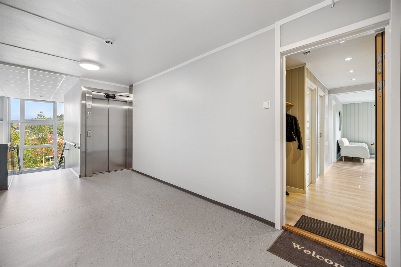 Enkel adkomst til leiligheten i 3. etasje via heis i fellesarealet. Galleribilde