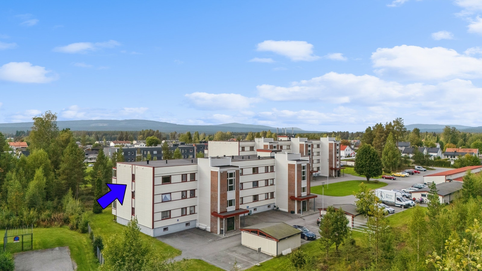 Lys og pen 4-roms leilighet med heis, beliggende i toppetasjen og på enden av bygget i Andreas Grøttings veg 19B! Galleribilde