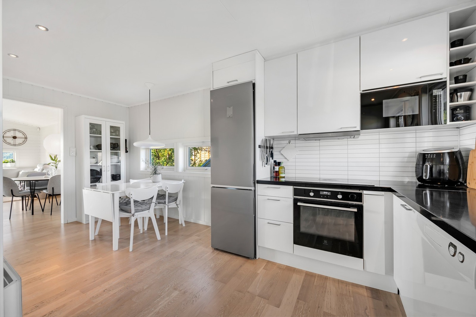 Integrerte hvitevarer medfølger i handelen, det er også muligheter for mindre spisegruppe på kjøkken. Gulvet er nytt i 2021. Galleribilde