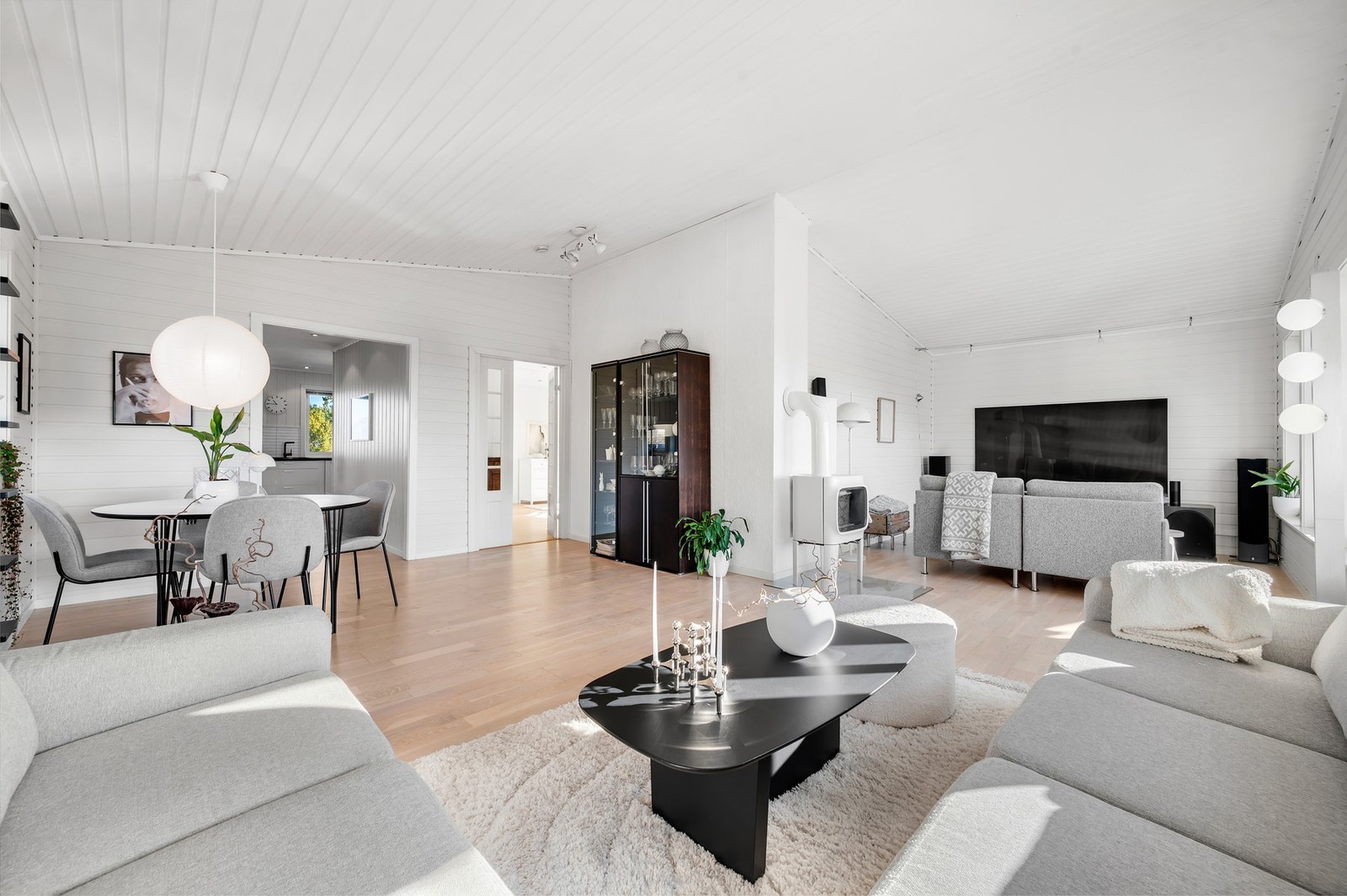 Romslig stue på totalt ca 36kvm med god plass til flere sittegrupper. Galleribilde