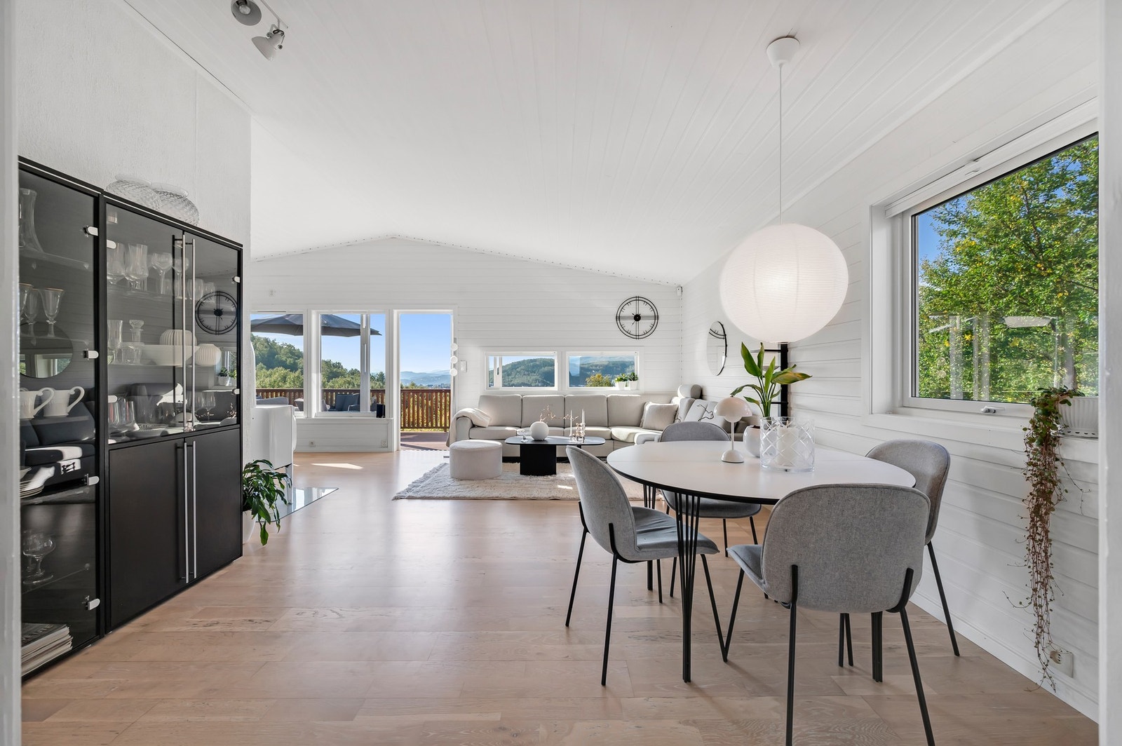 God plass til flere sittegrupper i stue, gulvet er nytt fra 2021. Galleribilde