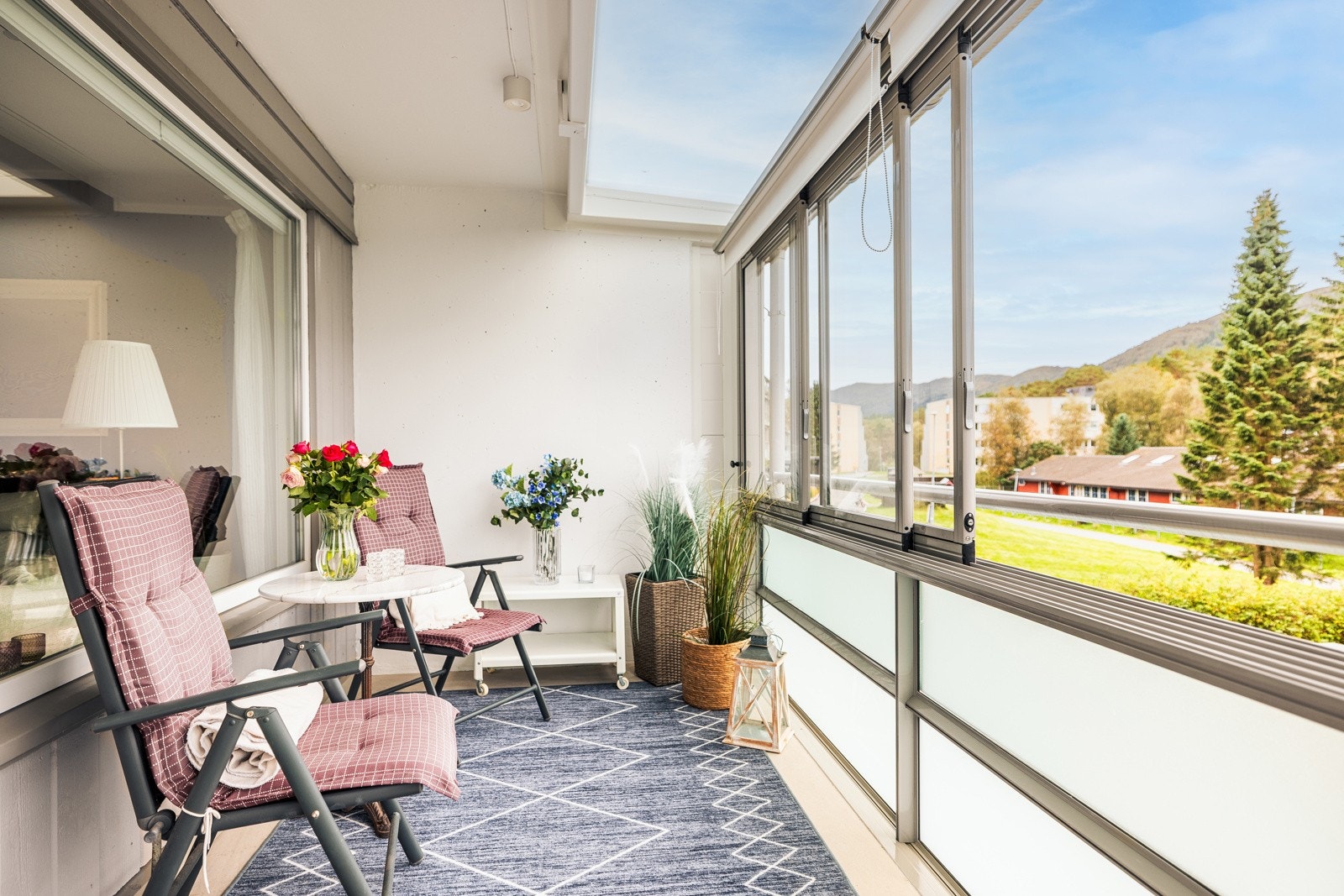 Leiligheten har innglasset balkong på hele 13,5 kvm med utgang fra stue. Her er det plass til diverse utendørsmøblering. Galleribilde