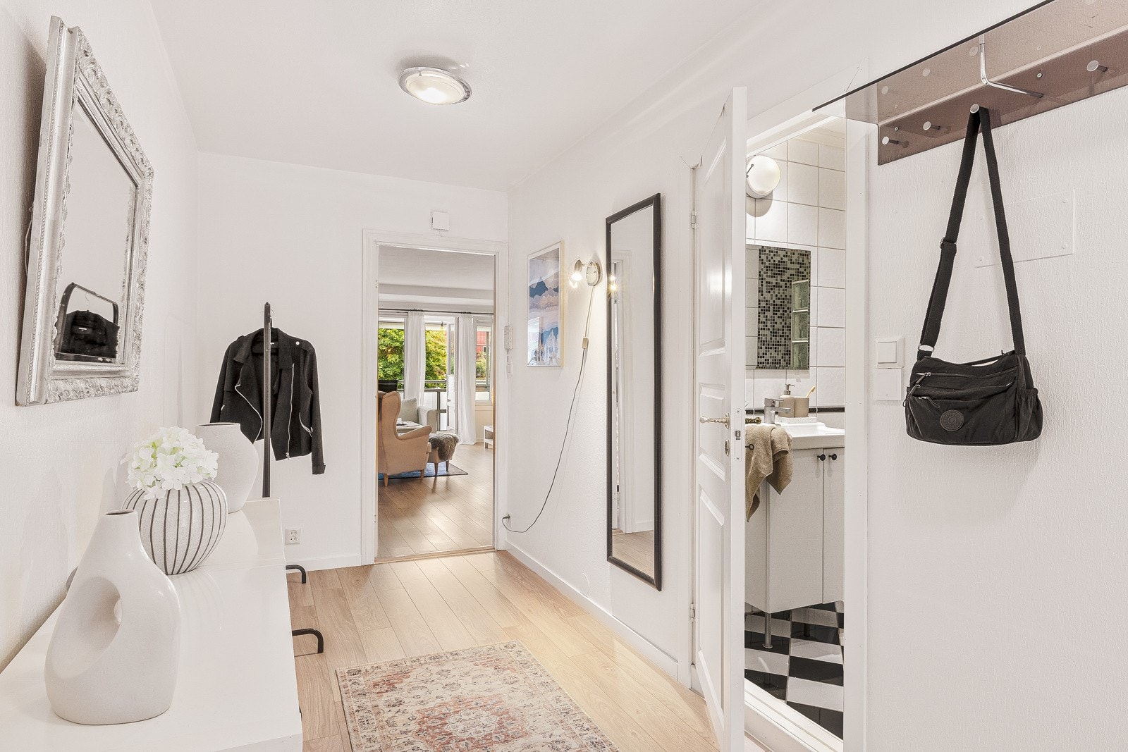 Leiligheten har en innbydende og lys entre med plass til oppbevaring av yttertøy. Galleribilde