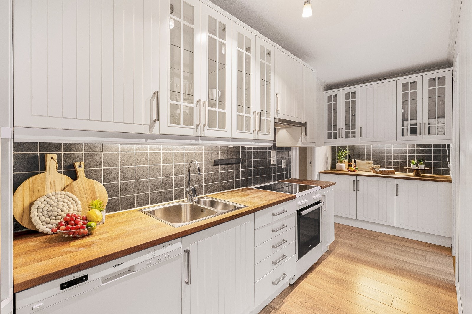 Leiligheten har IKEA kjøkken fra 2006 med profilerte fronter, benkeplate av heltre, stålvask med skyllekum og oppvaskmaskin. Galleribilde