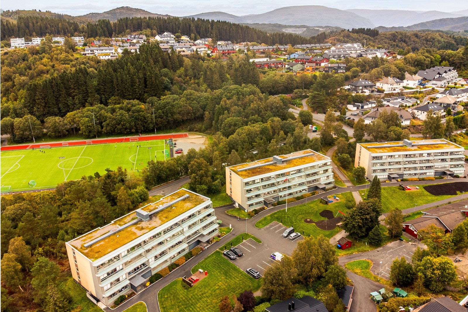 Boligen ligger i et etablert og barnevennlig boligområde på Breimyra - ideelt for både familier og enkeltpersoner. Galleribilde