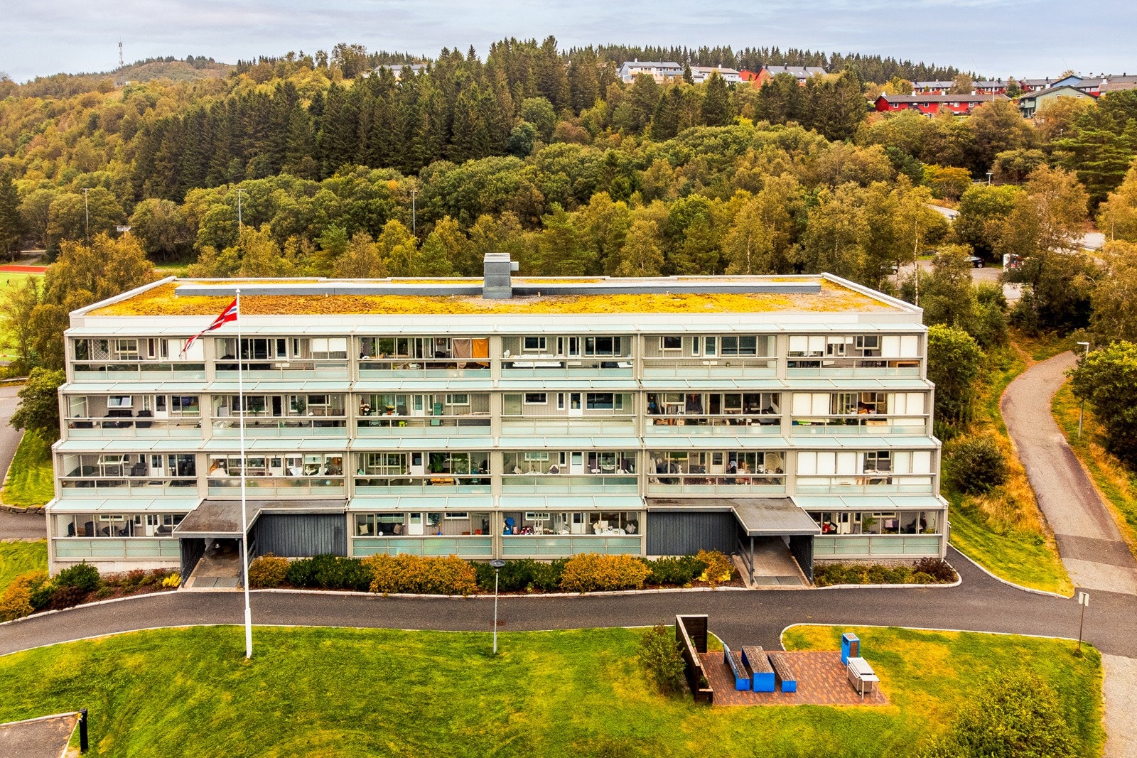 Denne boligen gir deg en komfortabel og praktisk hverdag, med alt du trenger innen rekkevidde - både for familieliv og en aktiv livsstil. Galleribilde