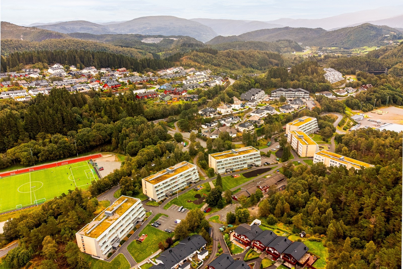 Her er det gode fritidstilbud og idrettsanlegg i umiddelbar nærhet. Flaktveit stadion og Breimyra idrettsplass ligger i gangavstand fra boligen og byr på et bredt tilbud av aktiviteter for både store og små. Galleribilde