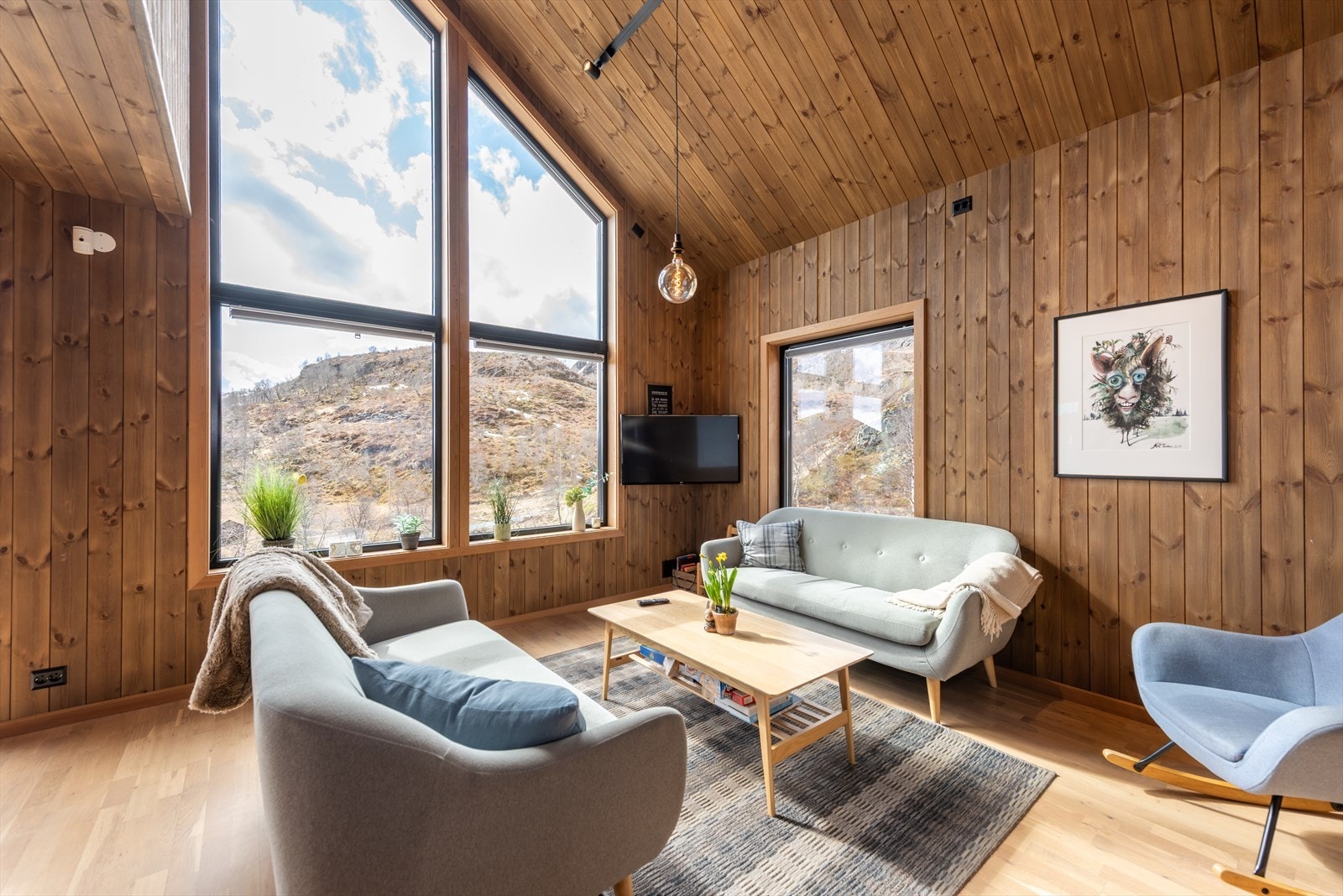 Store vindusflater ved stuen. Her kan man nyte den vakre naturen fra stuen. Galleribilde