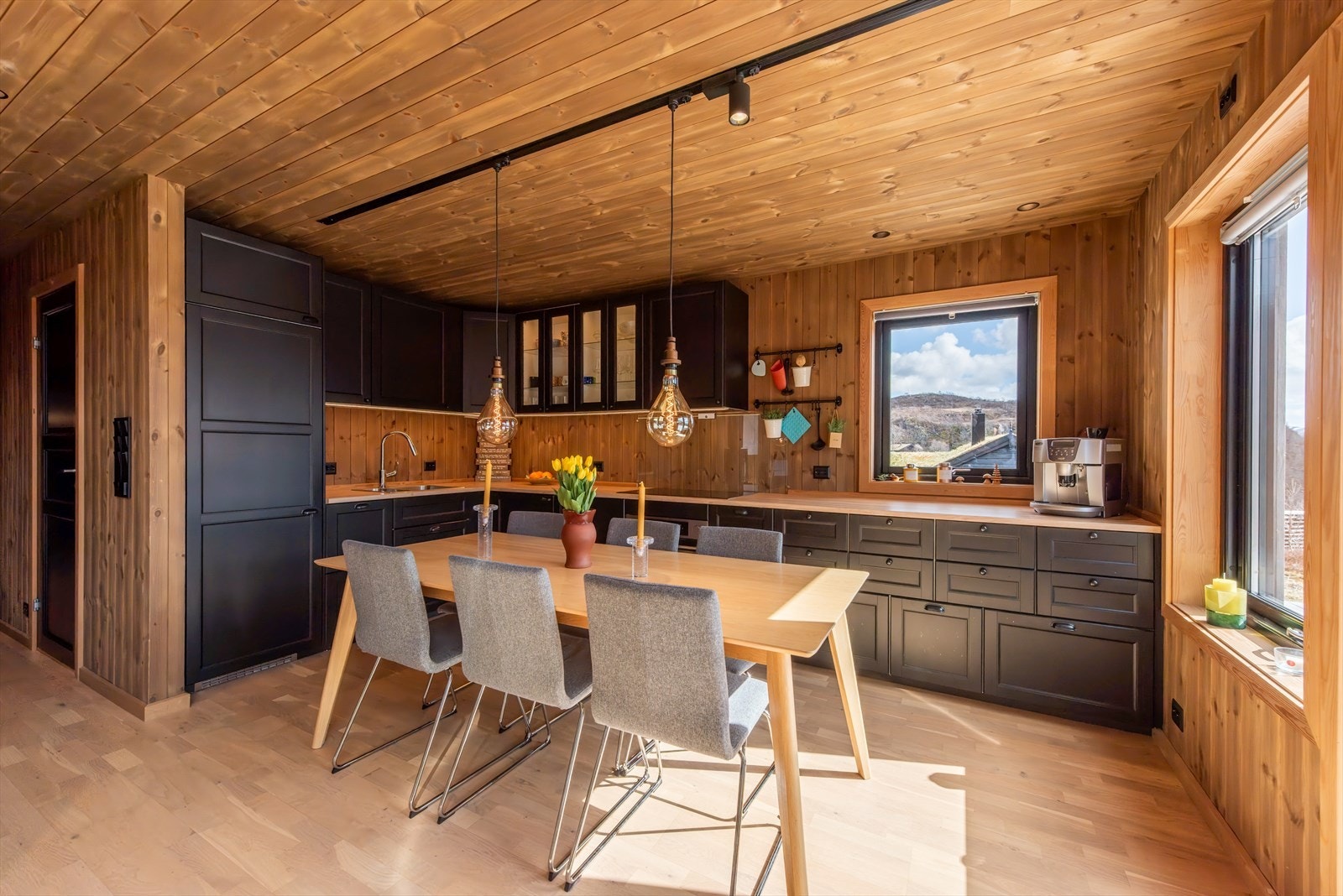 kjøkkenet rommer et spisebord med plass til hele familien. Galleribilde