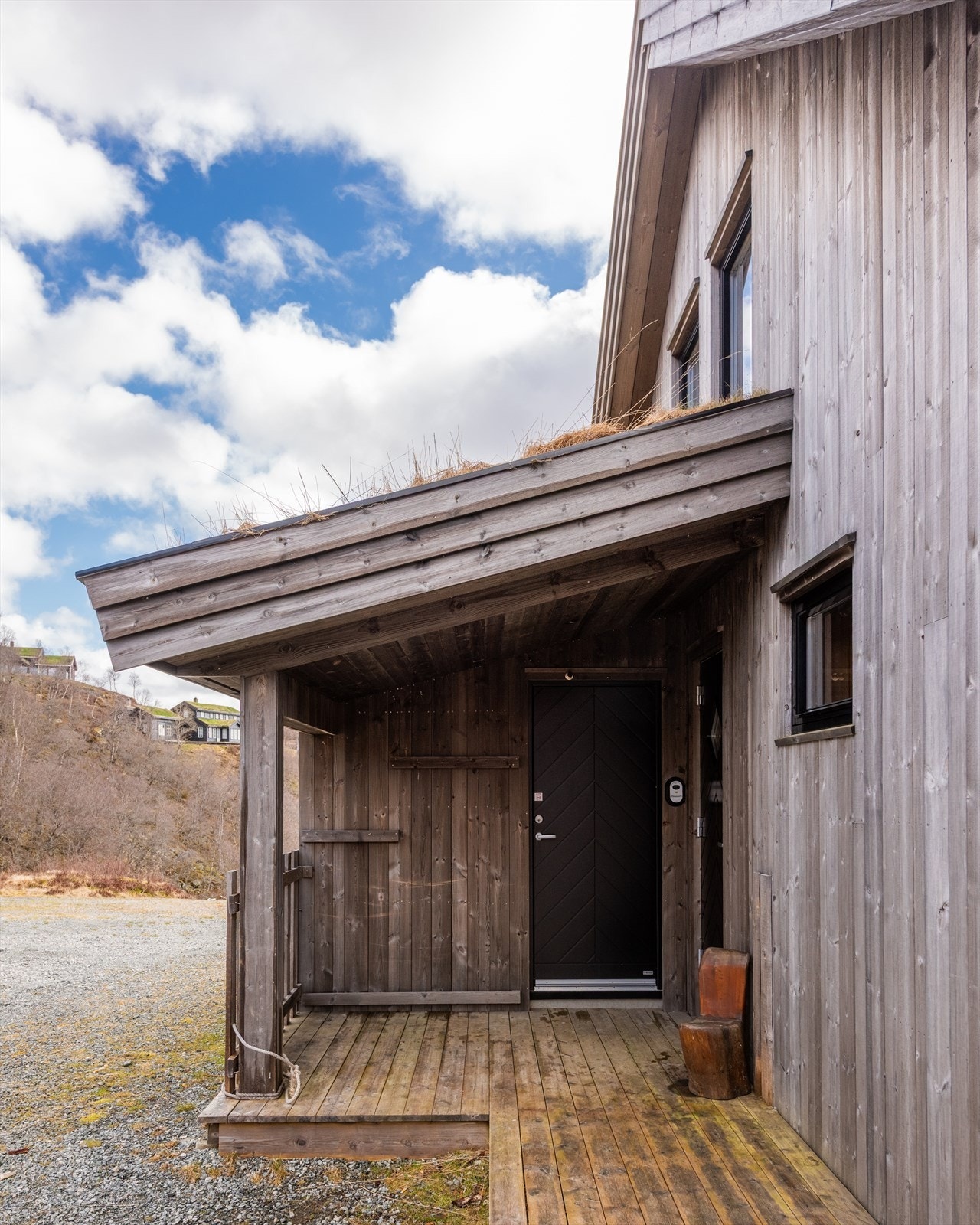 Inngangsparti og utvendig bod. Galleribilde