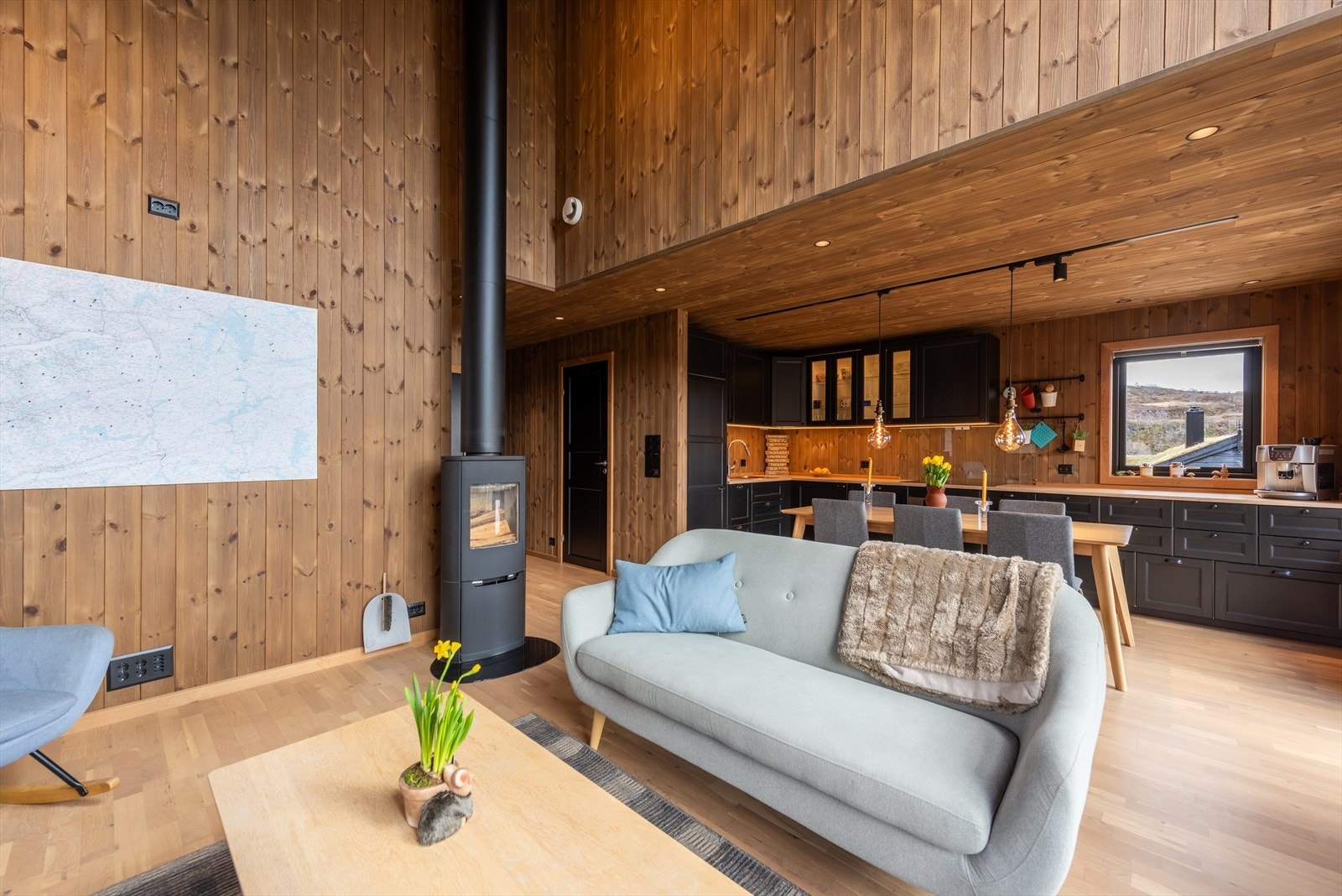 Her er det vedovn som gir en hyttekoselig stemning. Galleribilde