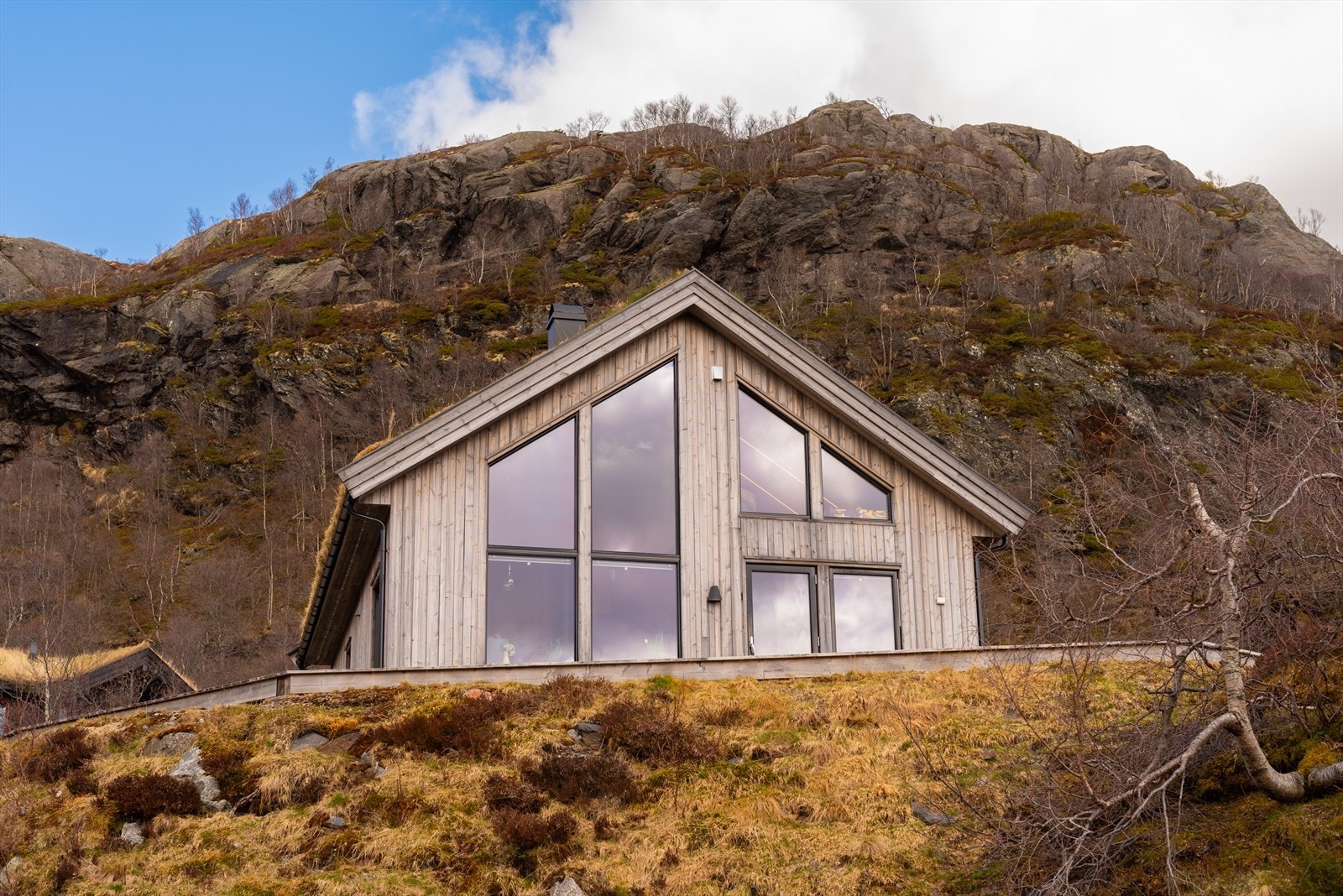 Eiendommen har vedlikeholdsfri kledning (Malm Furu) Vedlikeholdsfri vindu. (Aluminium kledd). Galleribilde