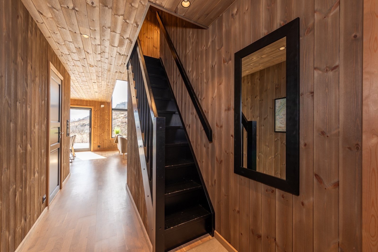 I første etasje er det 2 soverom, bad, bod/vaskerom og stue med åpen løsning til kjøkken. Galleribilde